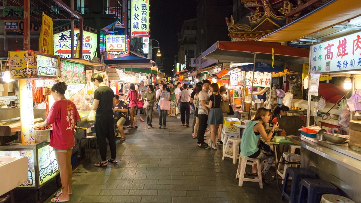 「全台打卡最多」就在這夜市！觀光客認證必吃8攤：限量抹茶提拉米蘇、25元米其林麵線、日本人最愛生煎包、黃金河粉煎