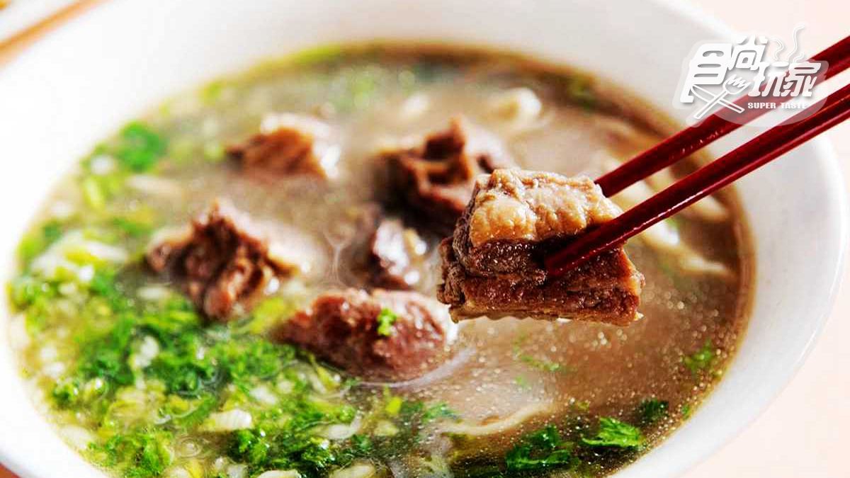 這牛肉湯用炭火熬煮了一天一夜！古早味牛肉麵藏在花蓮最夯文青巷弄裡