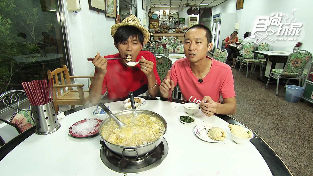 浩翔帶路！這家超帶勁「酸菜白肉鍋+餡餅」好好吃！必點餡餅超會爆汁