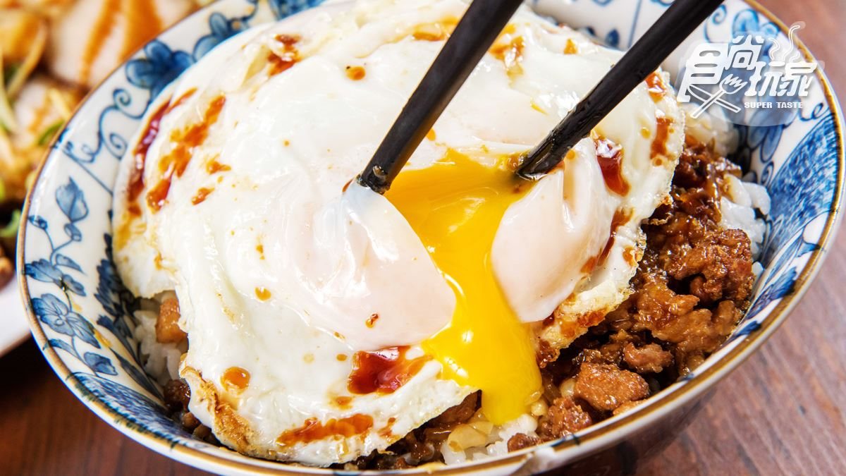 太銷魂了！半熟蛋汁加噴香肉燥神組合，「月見滷肉飯」必吃這4家