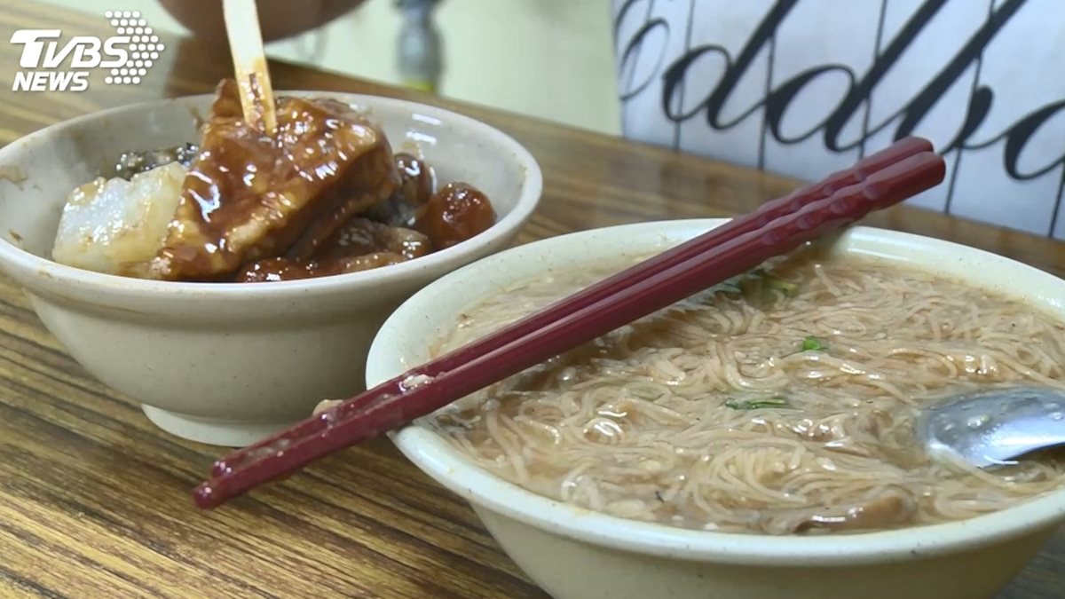 桃園人排隊也要吃傳統早餐這2家：日賣600碗麵線加甜不辣、6點就排隊超大塊肉羹麵