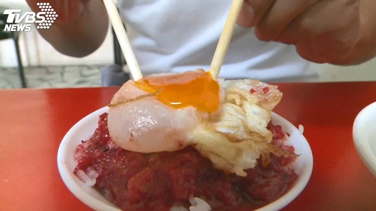 聽說台東人早餐都會這樣點：紅麴飯淋炸蛋液、米苔目加「丸蛋」