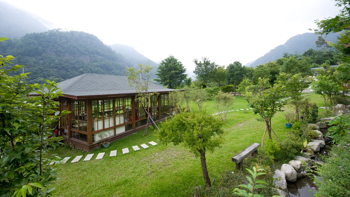 吃美食配美景！2家山林祕境美拍餐廳：厲害烤雞沒預約吃不到、1週只賣4餐私房料理