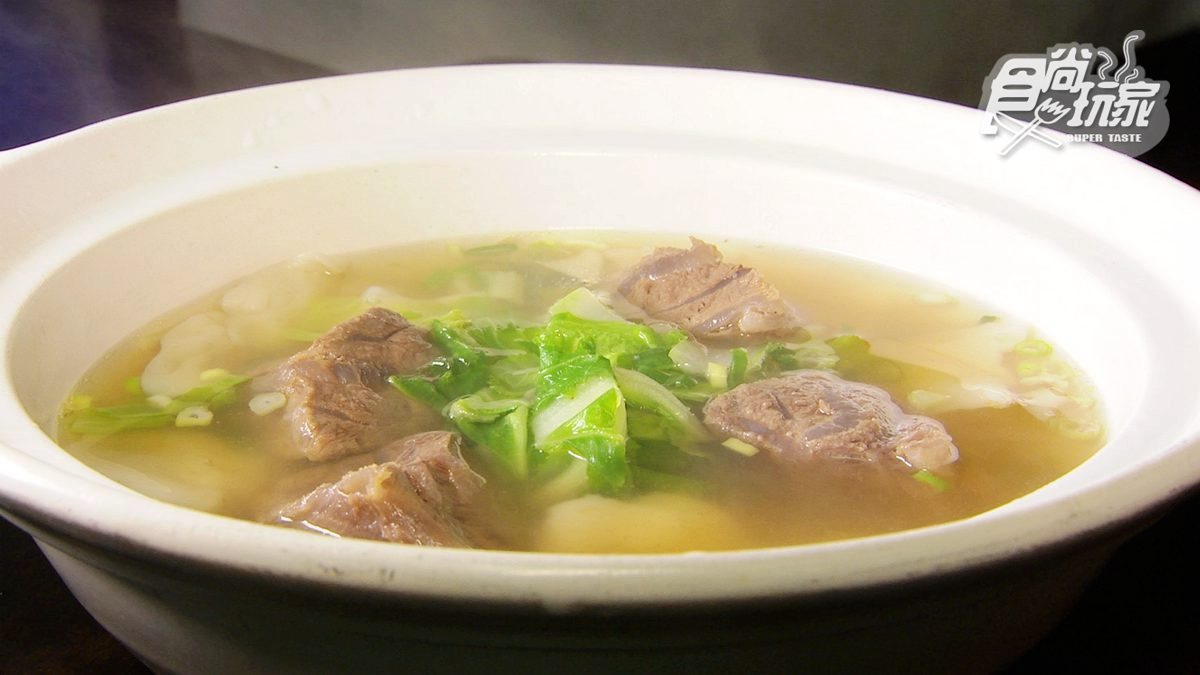 超霸氣！紅燒牛肉麵用砂鍋盛裝，料多實在讓高雄人一吃30年