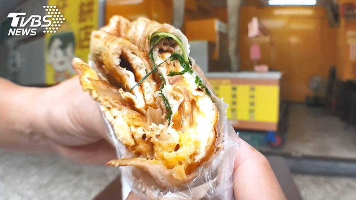 吃一個飽到中午！板橋2家「巨無霸早餐」：「台版大漢堡」蛋餅、饅頭夾滿6種料