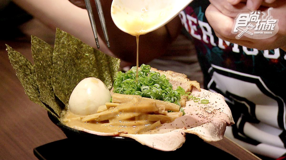 料滿到看不見麵！濃郁湯頭+滿滿叉燒，正宗口味日本人也說讚
