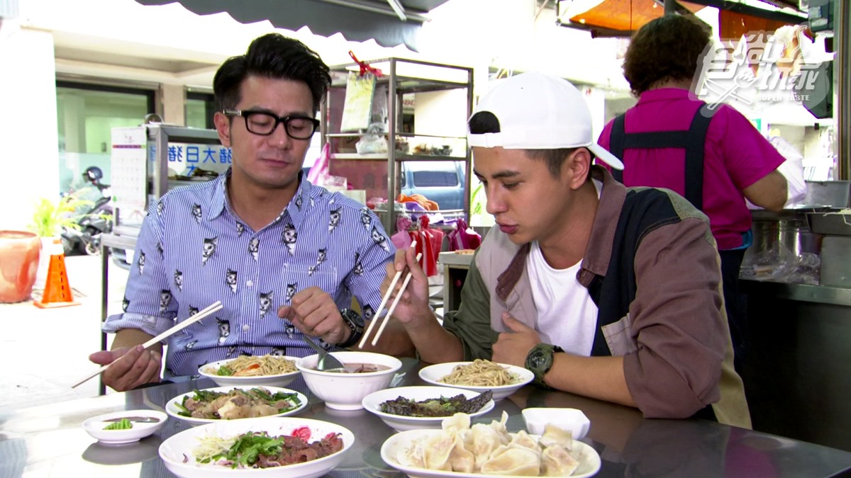 吃過就回不去了！台南「盤裝乾意麵」飄香70年，必搭豬肝湯