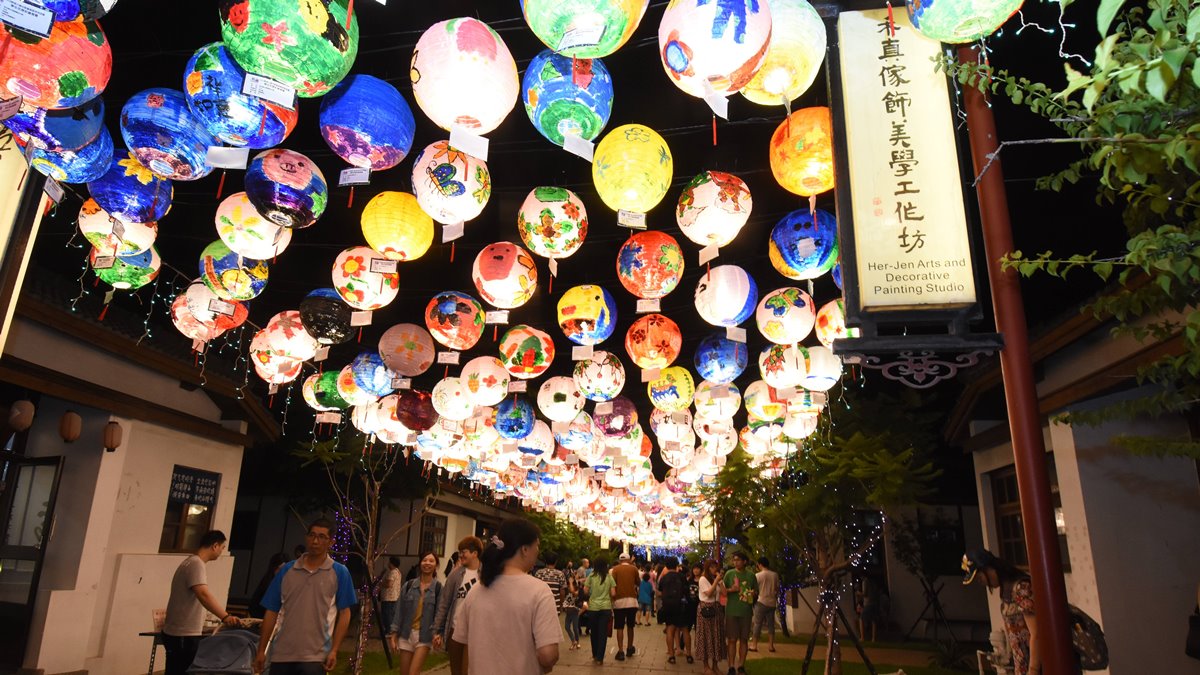 鹿港限定！走進掛滿「1200盞」燈籠巷，加碼看「花燈展、光雕秀」
