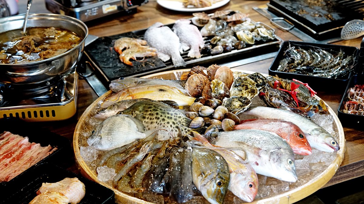 高雄最狂吃到飽！海鮮、烤肉、薑母鴨火烤三吃，還有加碼大放送