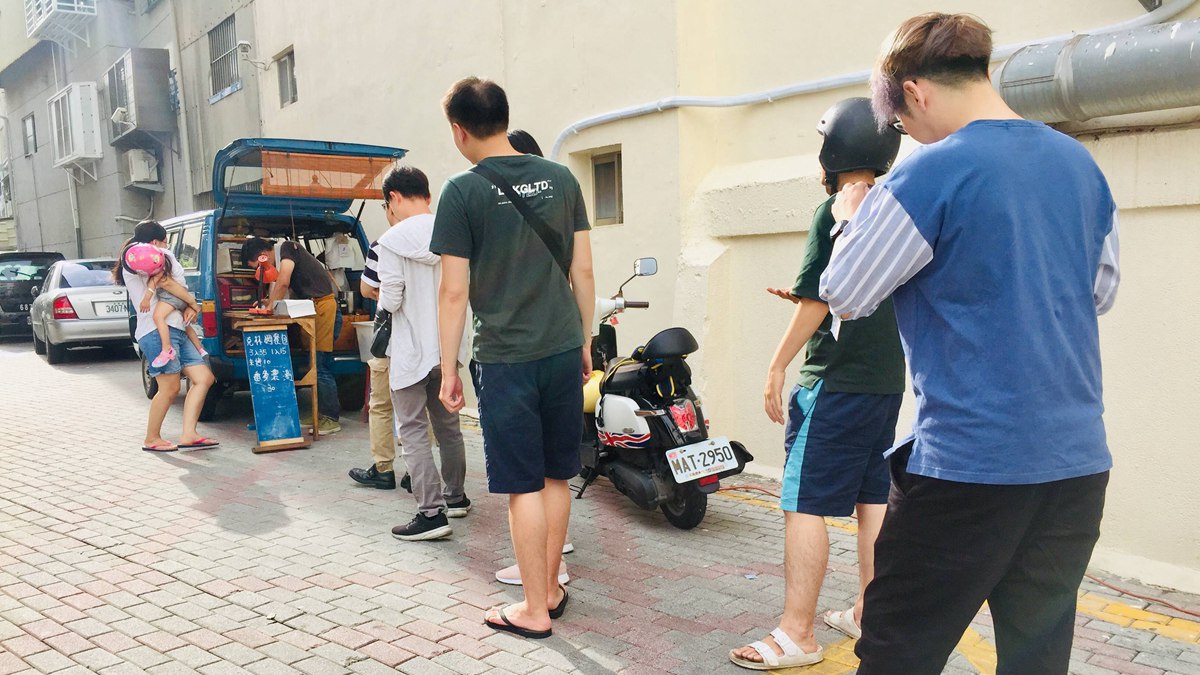 這「克林姆餐包」讓台南人排隊了！「神出鬼沒麵包車」只賣這2樣