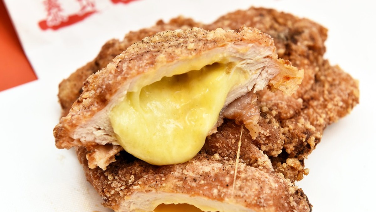 咬下去、流出來！這家「起司瀑布」雞排2hr完售，飲料免費喝到飽還可外帶