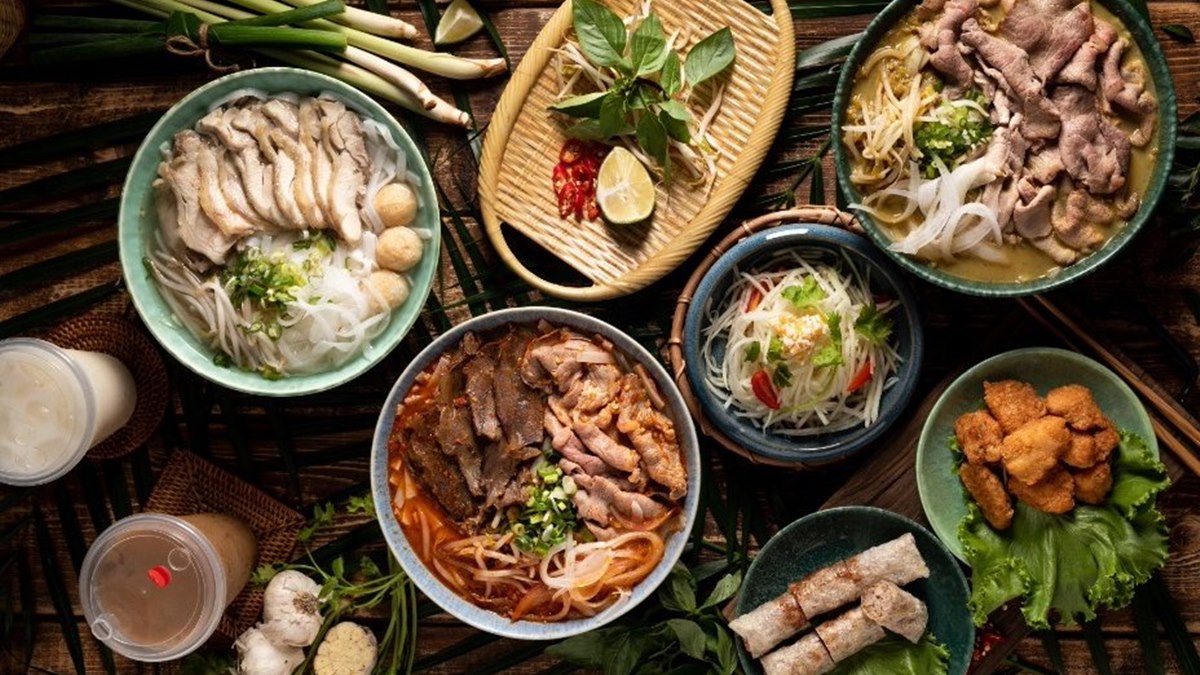 揪友穿「綠上衣」囉！越南百年店「飛機河粉」登台，河粉買一送一