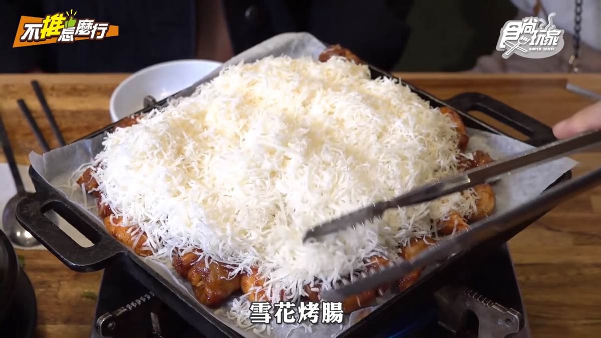 超人氣韓國料理！烤腸撒滿起司像雪花，牛血湯要配真露