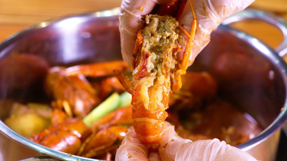【新開店】想去高雄吃，現撈小龍蝦膏滿肉好多！還可變身麻辣鍋