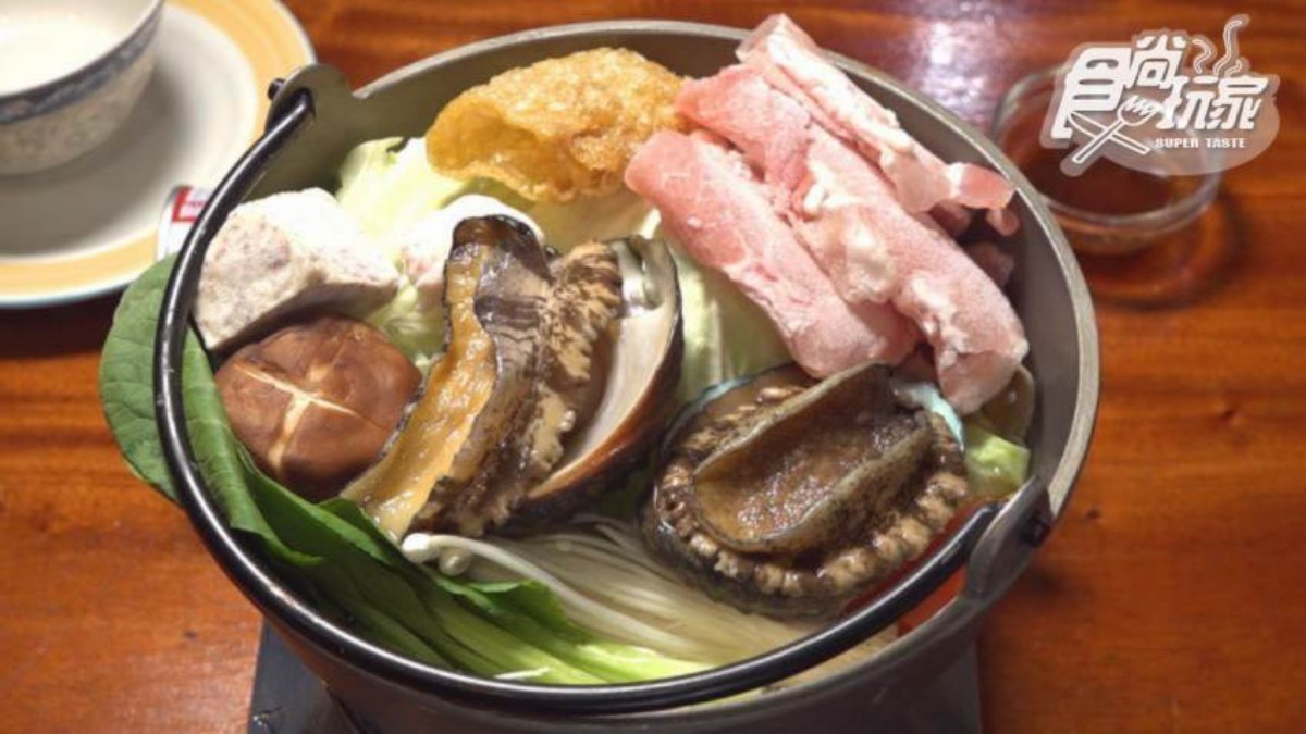 台灣極東美食！現撈九孔、鮑魚火烤兩吃，鮮甜祕訣：店門口就是海上養殖場