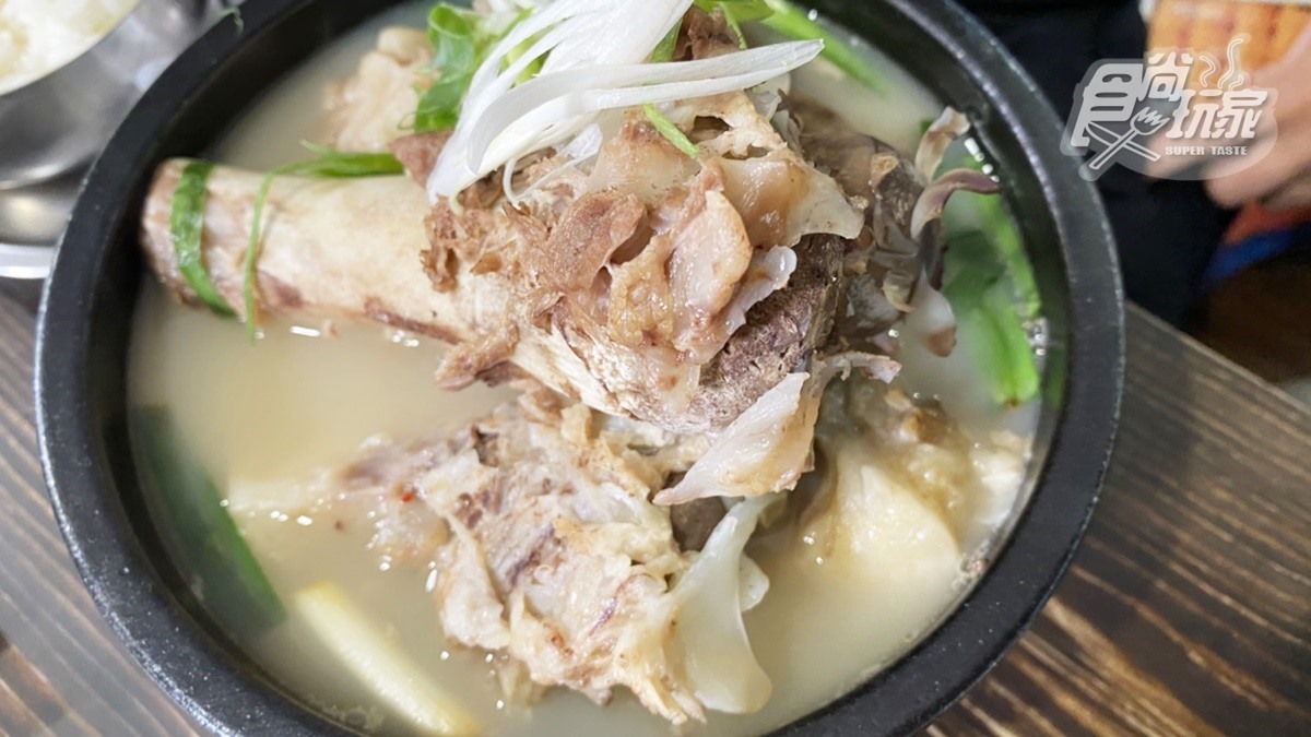 釜山美食高雄吃得到！「血腸豬肉湯飯」必加蝦醬，「大骨肉套餐」輕輕一剝骨肉分離