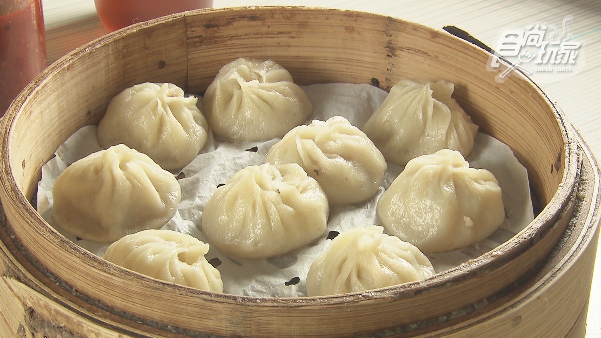 連外國觀光客也愛！高雄老字號小籠湯包超唰嘴，配大腸豬血湯100元有找