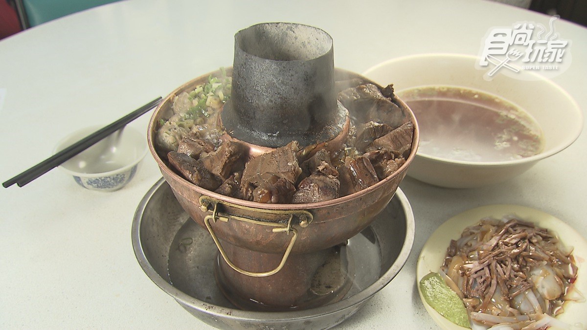 台中超狂炭火牛肉鍋！料好實在湯頭無限續，狠「餃」色肉汁鮮甜吃不膩