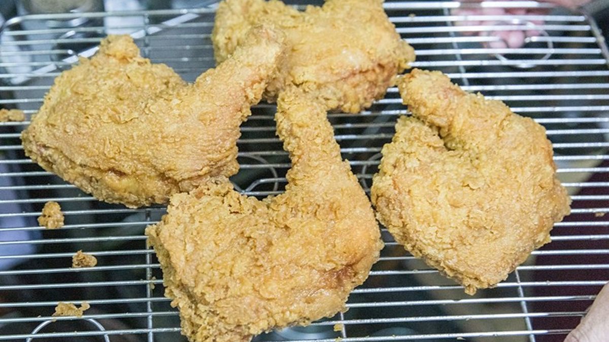 沒吃過別說你是岡山人！岡山中街60年老攤「炸雞」皮酥肉多汁，炸黑輪也超唰嘴