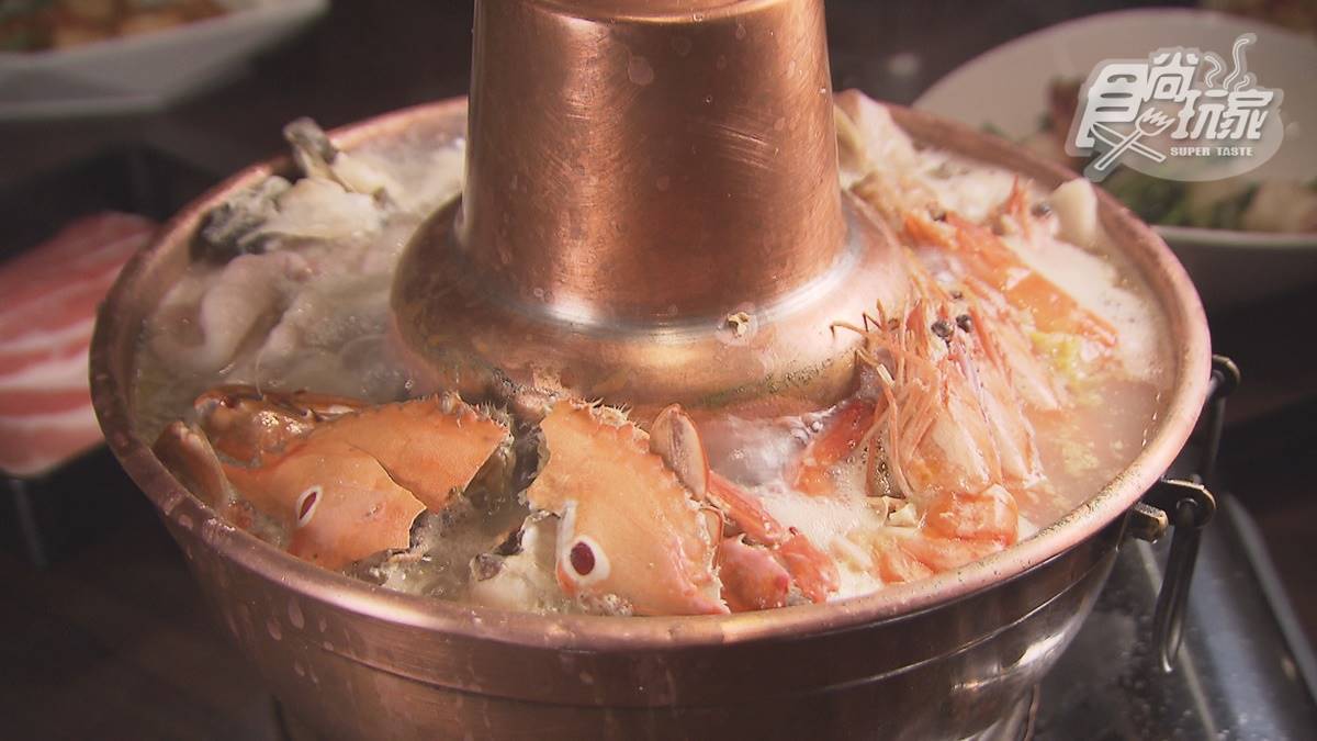 傳承三代！道地東北酸菜白肉鍋有澎派海鮮，老母雞慢燉湯頭清爽超順口