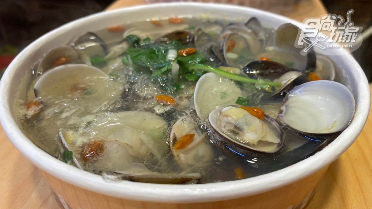 高CP值夜市海鮮攤！肥美生蠔10顆120元，枸杞蛤蜊湯還能免費加冬粉