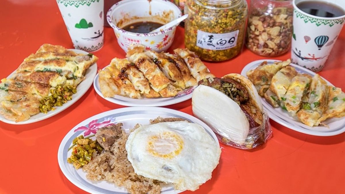 花蓮排隊無名早餐店！厚粉漿蛋餅+酸豆超唰嘴，還可配蒜片花生、豆豉魚干