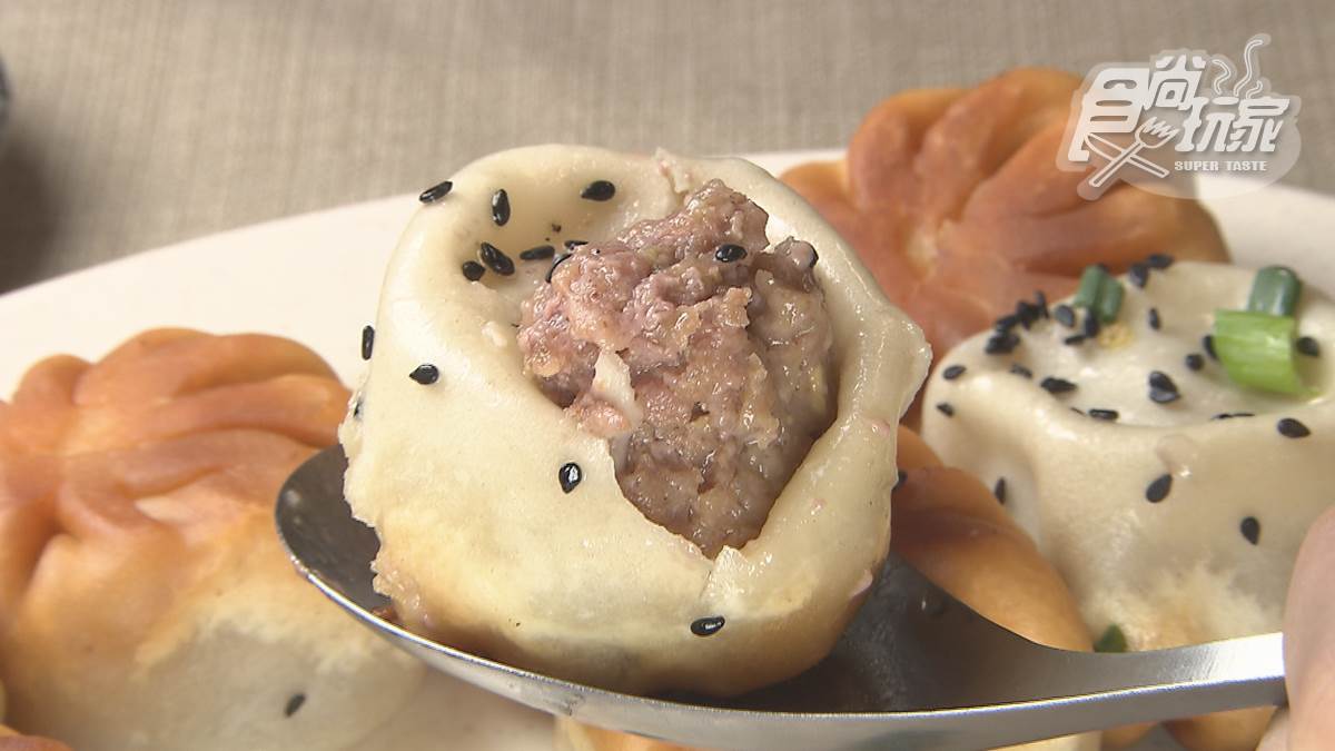 捷運中山站厲害生煎包！酥脆外皮像炸銀絲卷，一咬湯汁流滿1湯匙