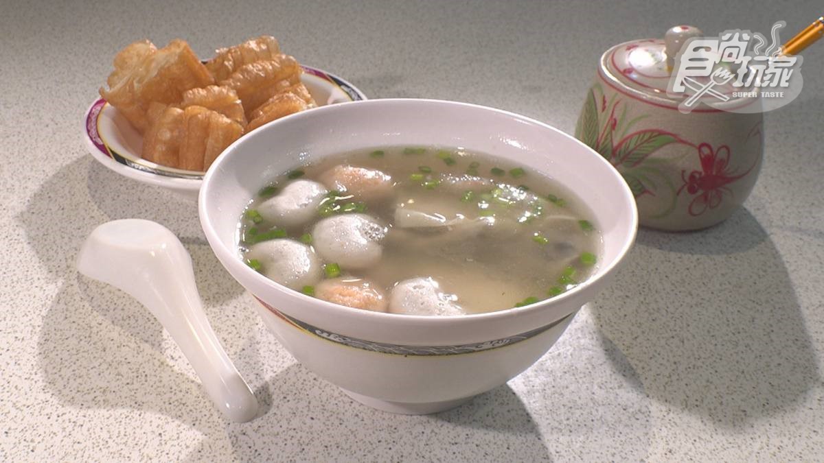 傳承三代！台南人氣虱目魚丸湯清脆扎實，新鮮魚腸、手工豆皮燕餃別處吃不到