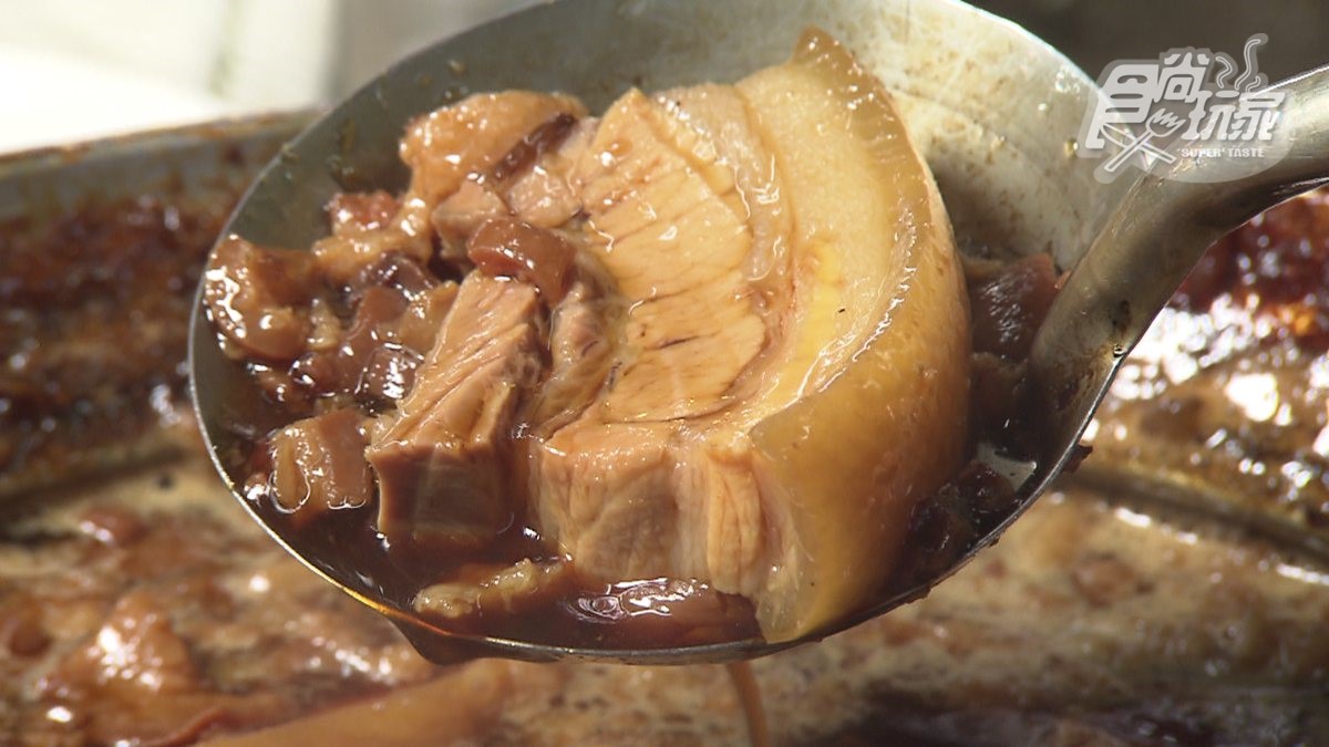 飄香60年！斗六西市場滷肉飯焦糖色澤超入味，肉羹濃郁勾芡有滿滿配料