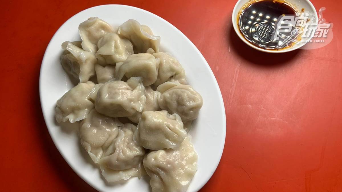 1顆只要5元！高雄手工現做水餃鮮甜又多汁，再搭1碗30元酸辣湯更對味