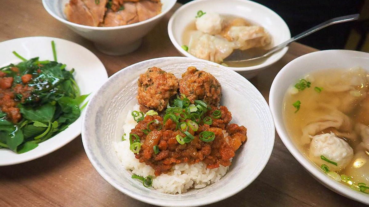 台中第二市場必吃美食！獨門肉燥熬煮過程不加一滴水，再搭手工豬肉丸香氣超迷人