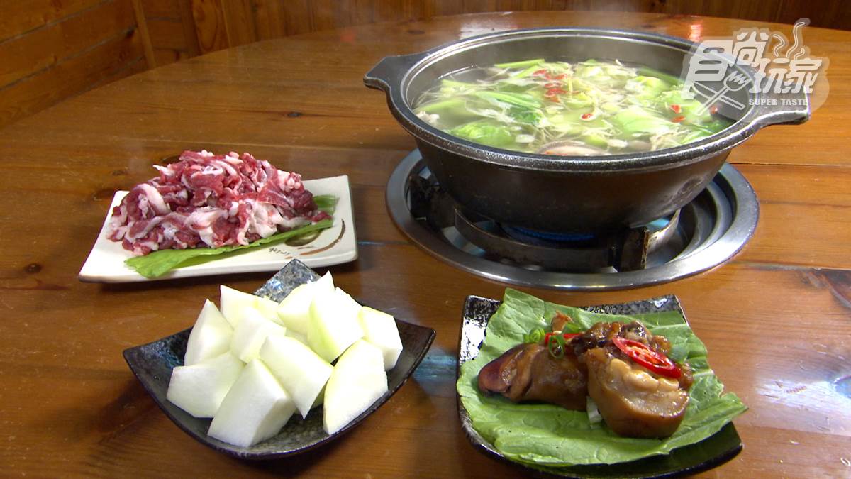 甜度爆表！台北清燉羊肉爐湯底有滿滿蔬菜，溫體小羔羊肉質超彈牙