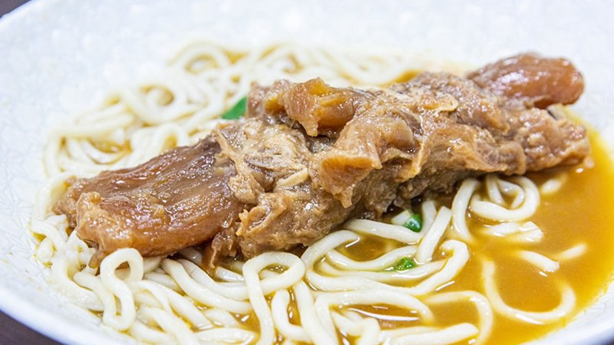 晚來吃不到！內湖浮誇牛肉麵有超霸氣「一根筋」，厚切紅燒三寶也必點