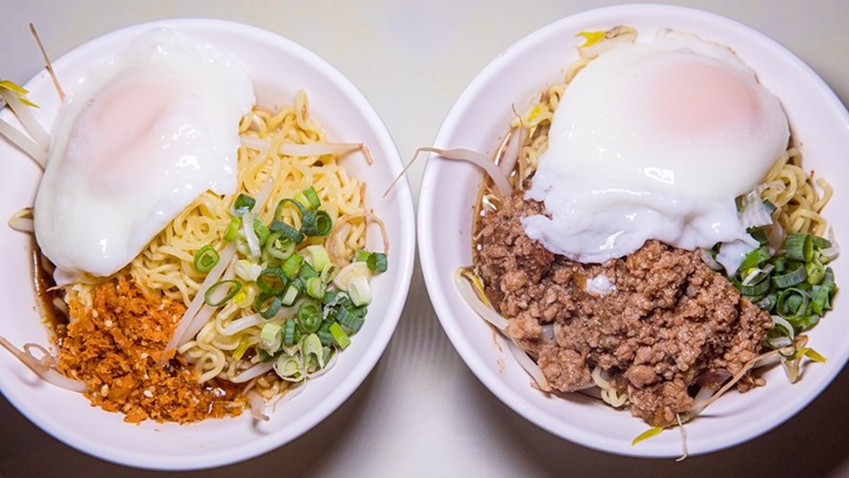 是撈麵不是泡麵！東港特色麵點要加「這個」才唰嘴，再搭白裡透黃水波蛋超邪惡