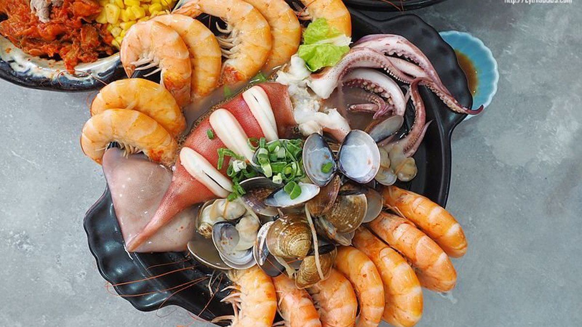 海鮮控暴動啦！中壢「痛風麵」能吃到一整隻大魷魚，滿滿鮮蝦、蛤蜊湯頭超甘甜
