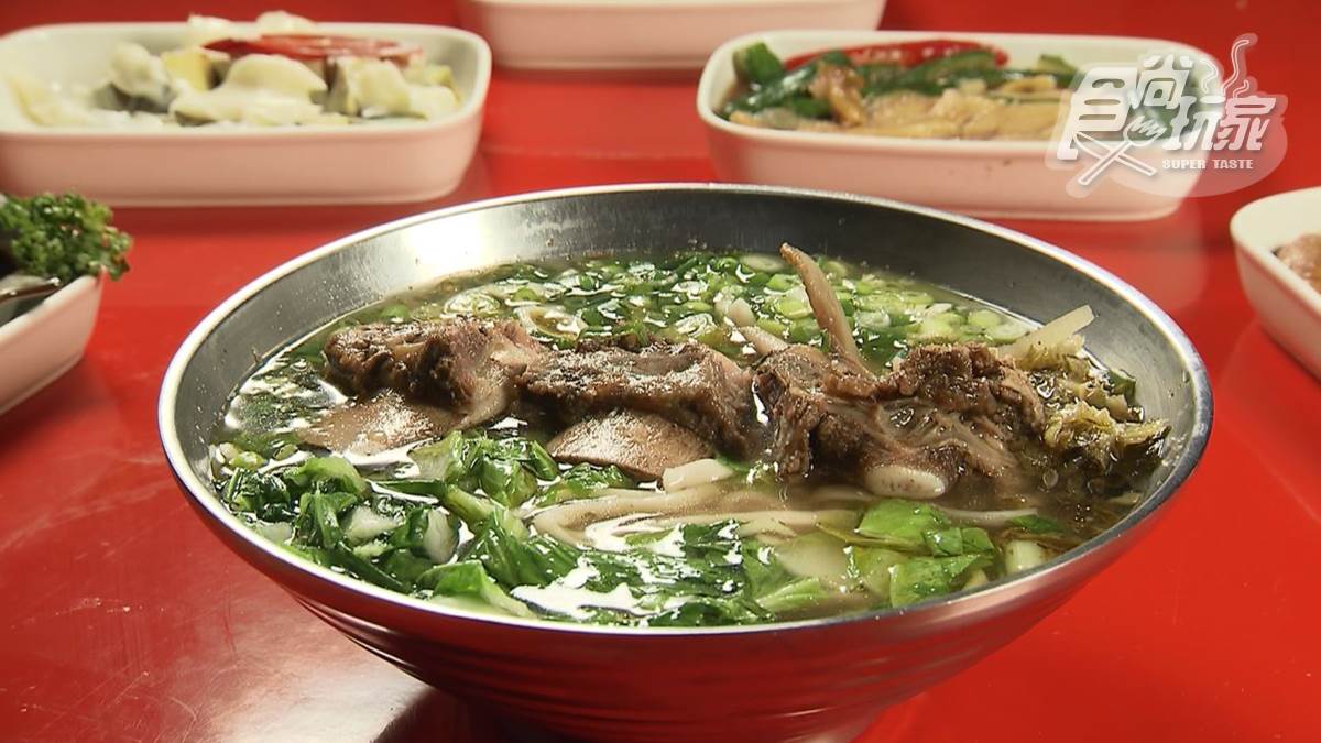 超霸氣！大分量牛肉麵爽嗑整塊「牛龍骨」，嗜辣者必加「危險」辣椒醬