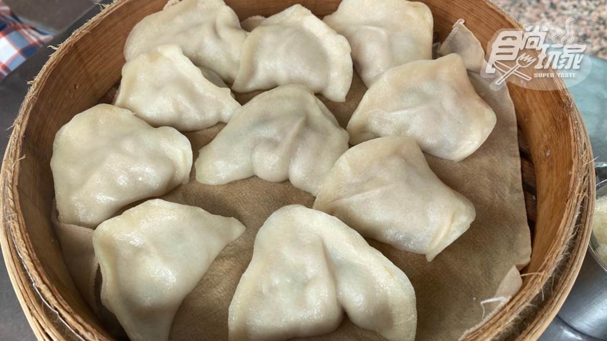 在地人私藏！超大顆爆汁蒸餃必沾「韭菜醬油」，熱賣豆腐湯海帶撈不完