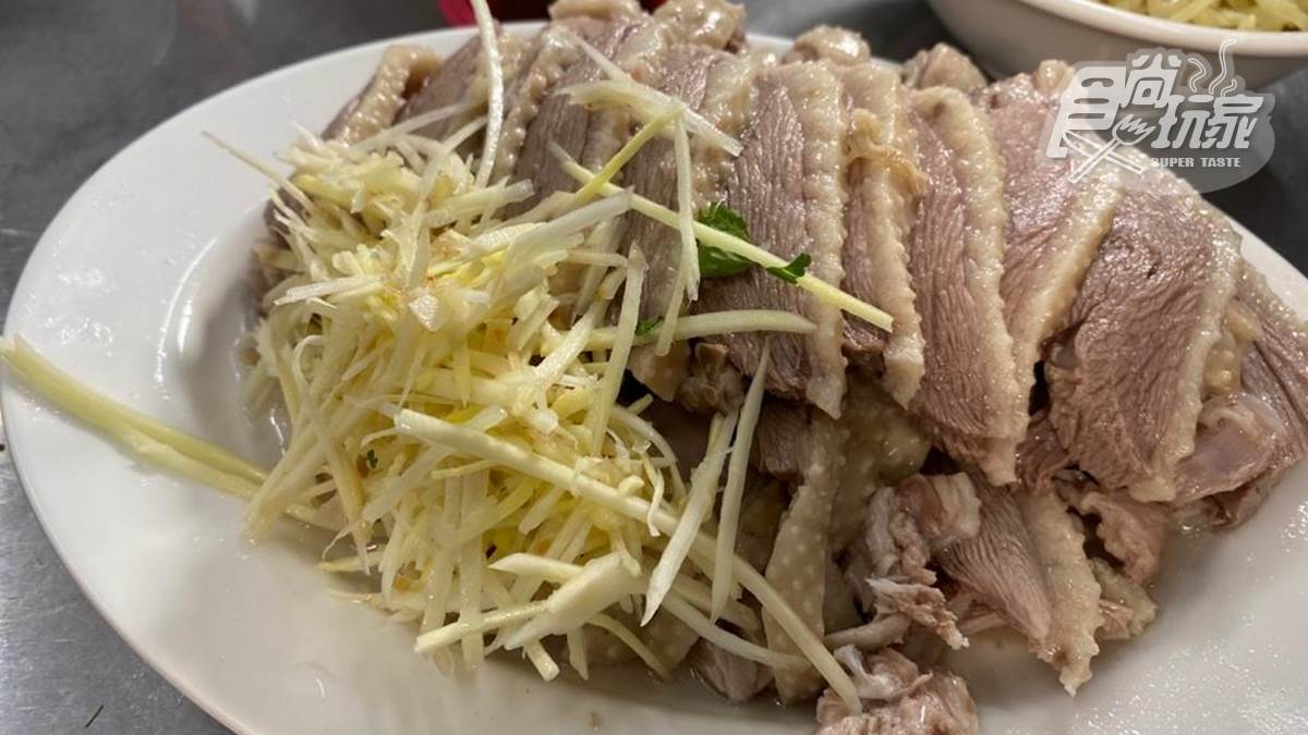 在地人愛店！厚切鵝肉淋高湯精華超唰嘴，還有木桶蒸「鵝油飯」也必點