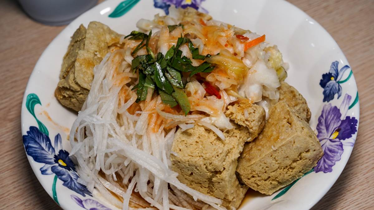 花蓮貨櫃屋美食+1！最夯臭豆腐外酥內嫩，搭九層塔、蘿蔔絲泡菜超對味
