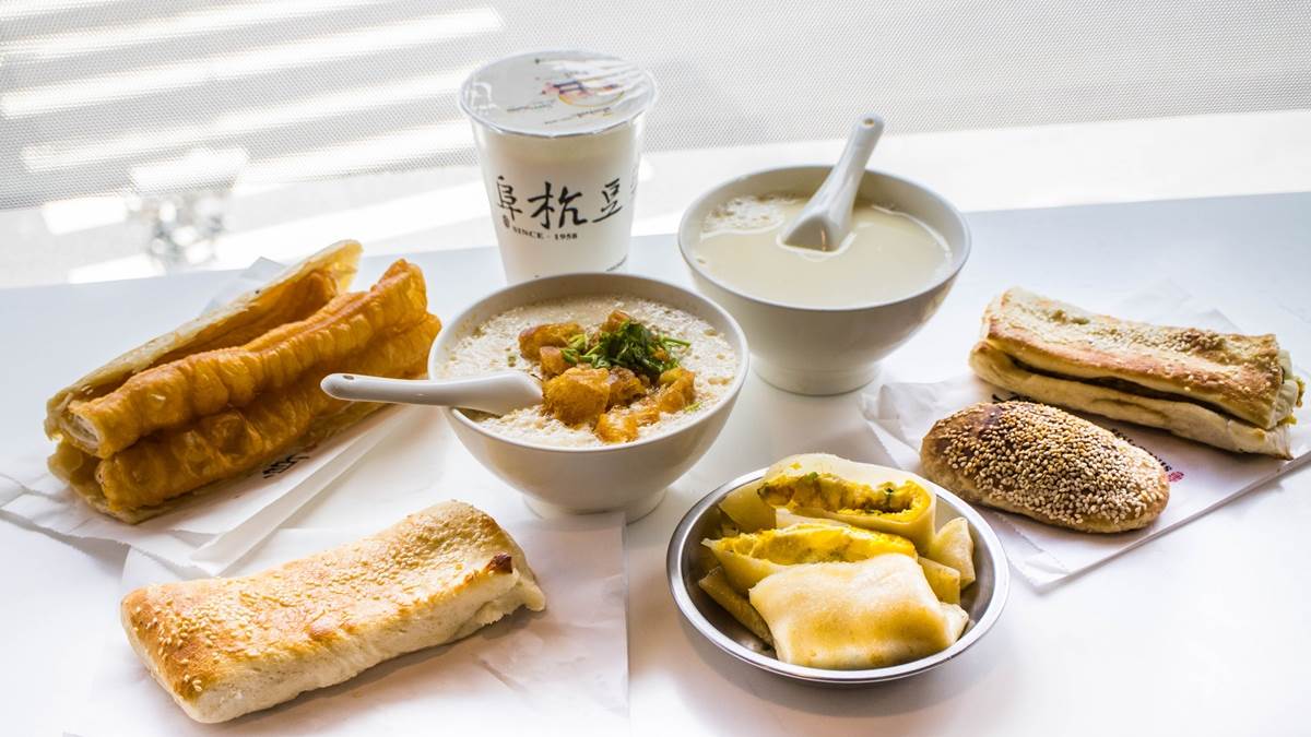 凌晨5點半就排隊！台北超夯早餐必點這7樣：豆腐花鹹豆漿、厚燒餅夾蛋、焦糖甜餅