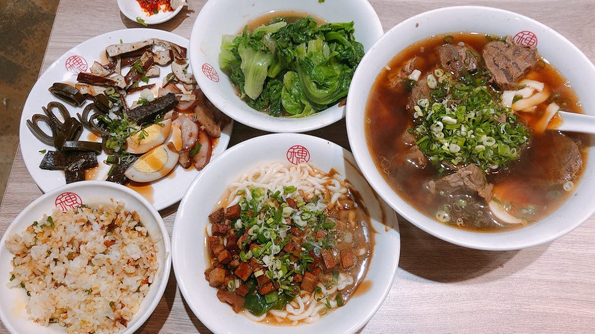 肉塊鋪滿碗！板橋文青系牛肉麵客滿也要吃，招牌豬油拌飯攪蛋黃飄香