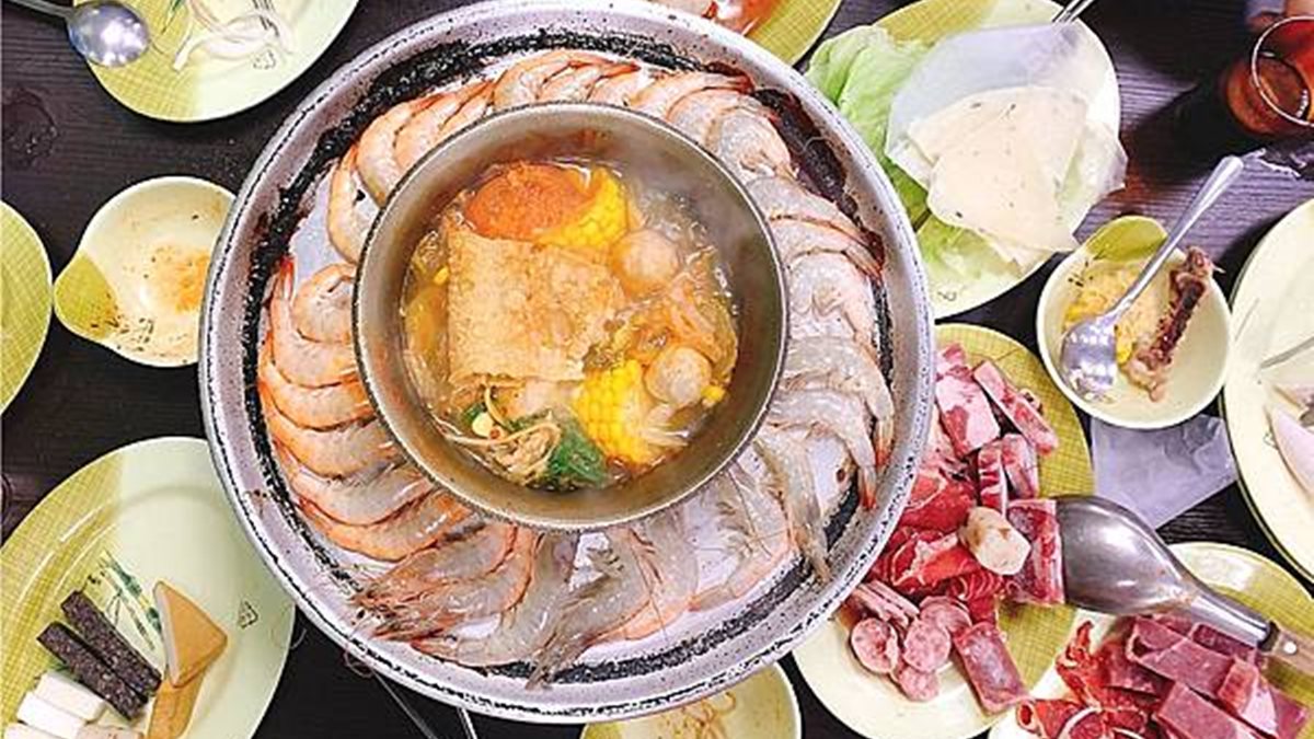 299元吃到飽！桃園超夯火烤兩吃爽嗑50種食材，還能自製泡菜、酸菜白肉鍋底
