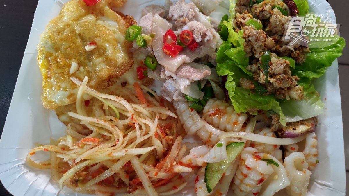 １人開吃泰國菜！超正宗「泰式自助餐」每道都開胃，先夾酥脆椒麻雞、涼拌檸檬白蝦