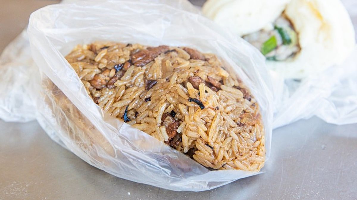 早上九點就賣完！金山30年肉包店隱藏高CP油飯，加上老闆自製甜辣醬更對味