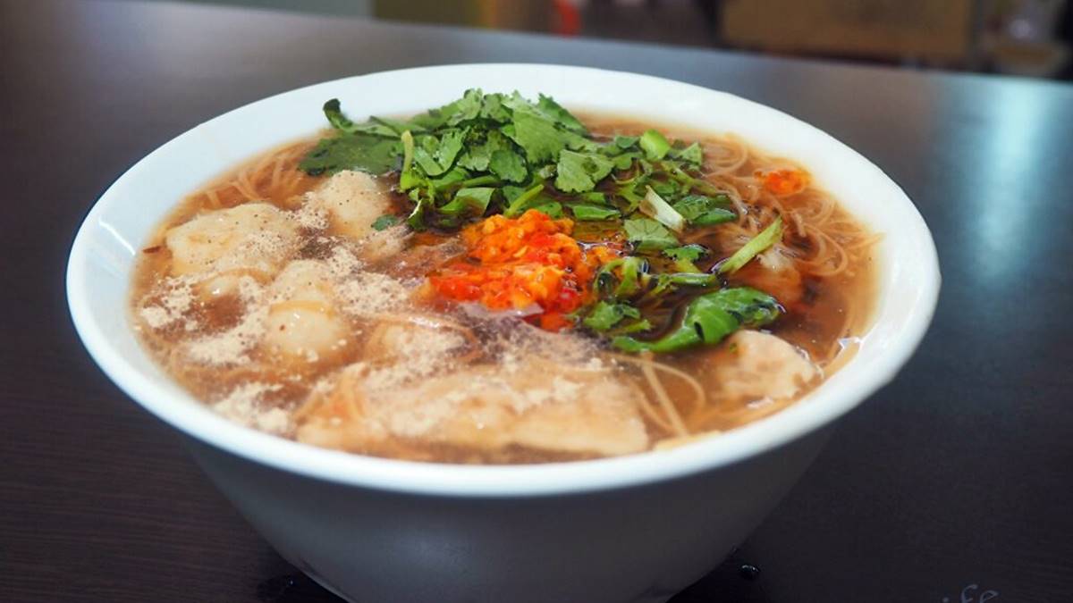 只賣這一味！40年麵線焿口味偏甜不軟爛，必加銷魂蒜蓉辣椒更對味