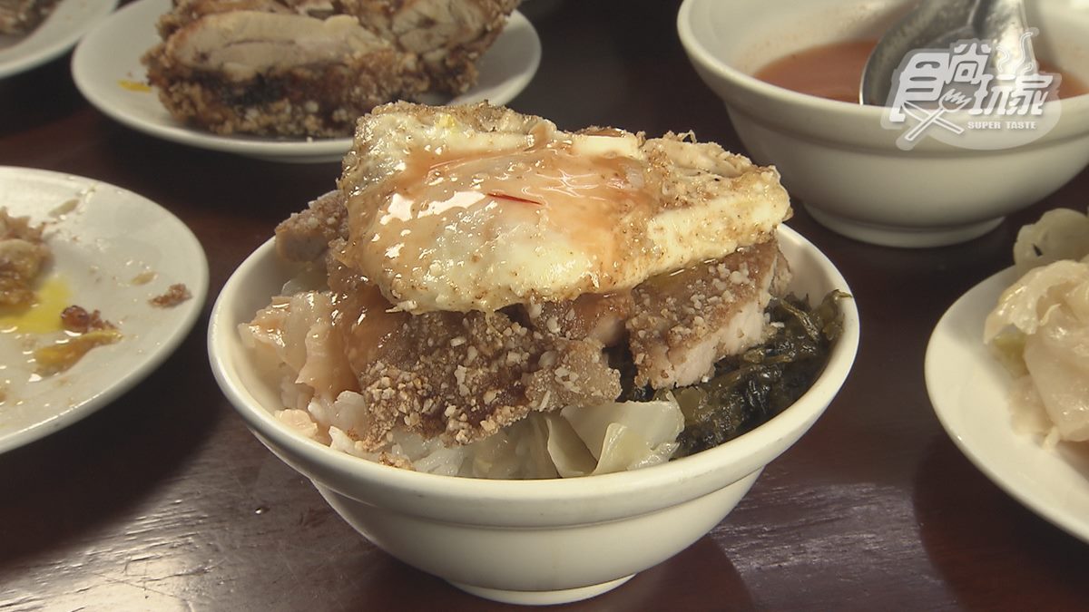 隱身巷弄內！人氣「排骨飯」金黃香酥又多汁，再搭邪惡「半熟蛋」超下飯