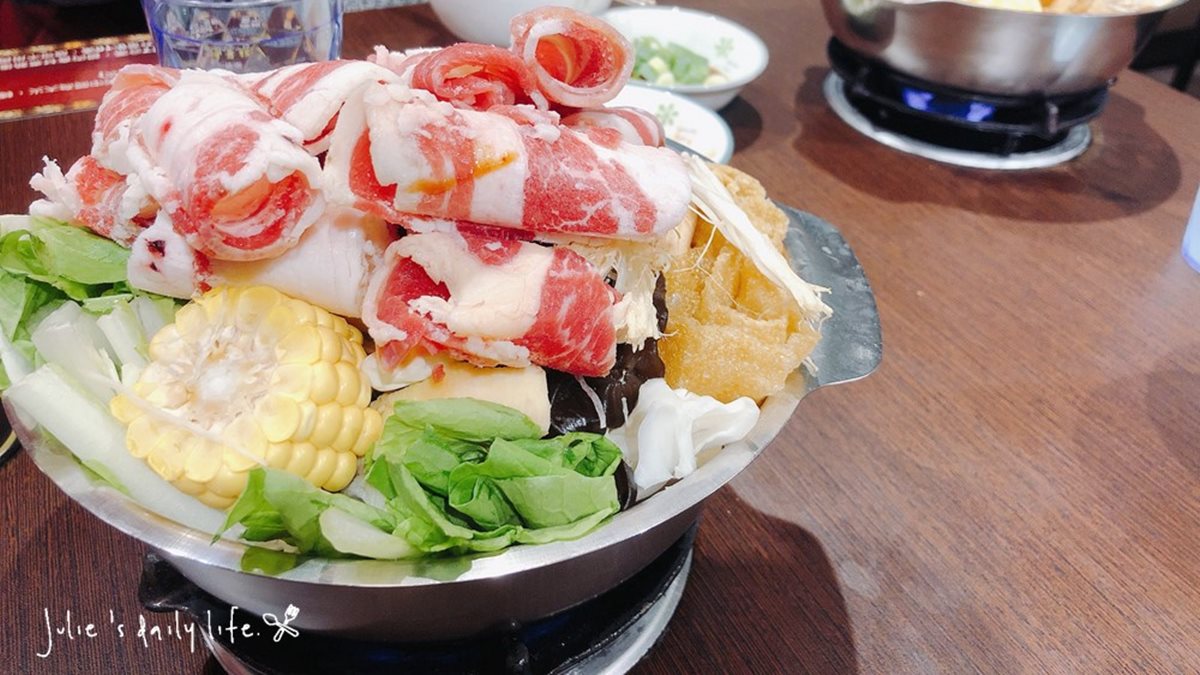 【新開店】平價小火鍋泡菜、冰品吃到飽！必點大分量「肉肉山」，還能嘗到彩蛋「芝麻小湯圓」