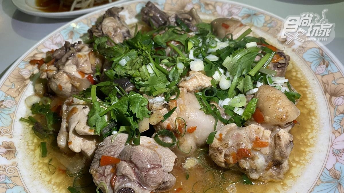 老饕口袋名單！隱藏版餐廳必點香辣「剁椒蒸雞」超下飯，祕方烤蝦吃得到薑黃香