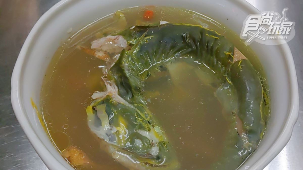 隱藏版街邊美食！50年「溫補鯰魚湯」喝得到濃郁中藥香，魚肉入口緊實富嚼勁