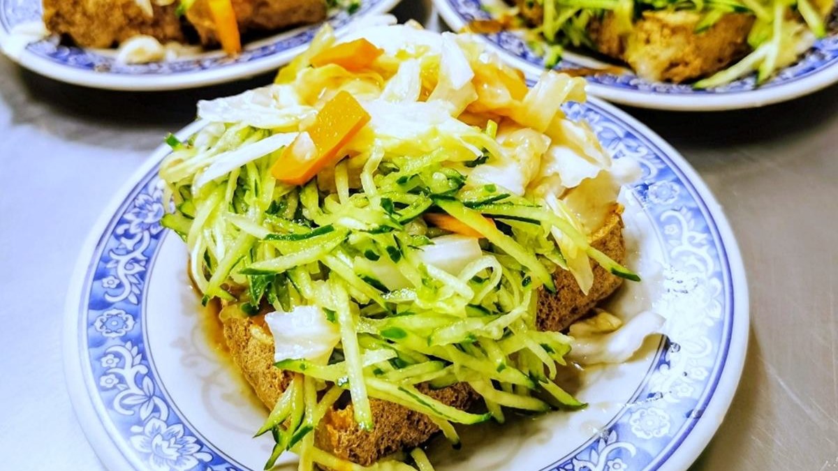 從攤車紅到開店！台中40年「口碑臭豆腐」外酥內嫩，泡菜、黃瓜絲蓋滿整盤